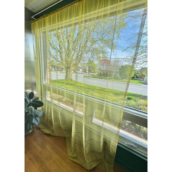 Vintage 70s curtain, muted lime green, open weave embroidered daisies, 1 panel - Picture 2 of 10